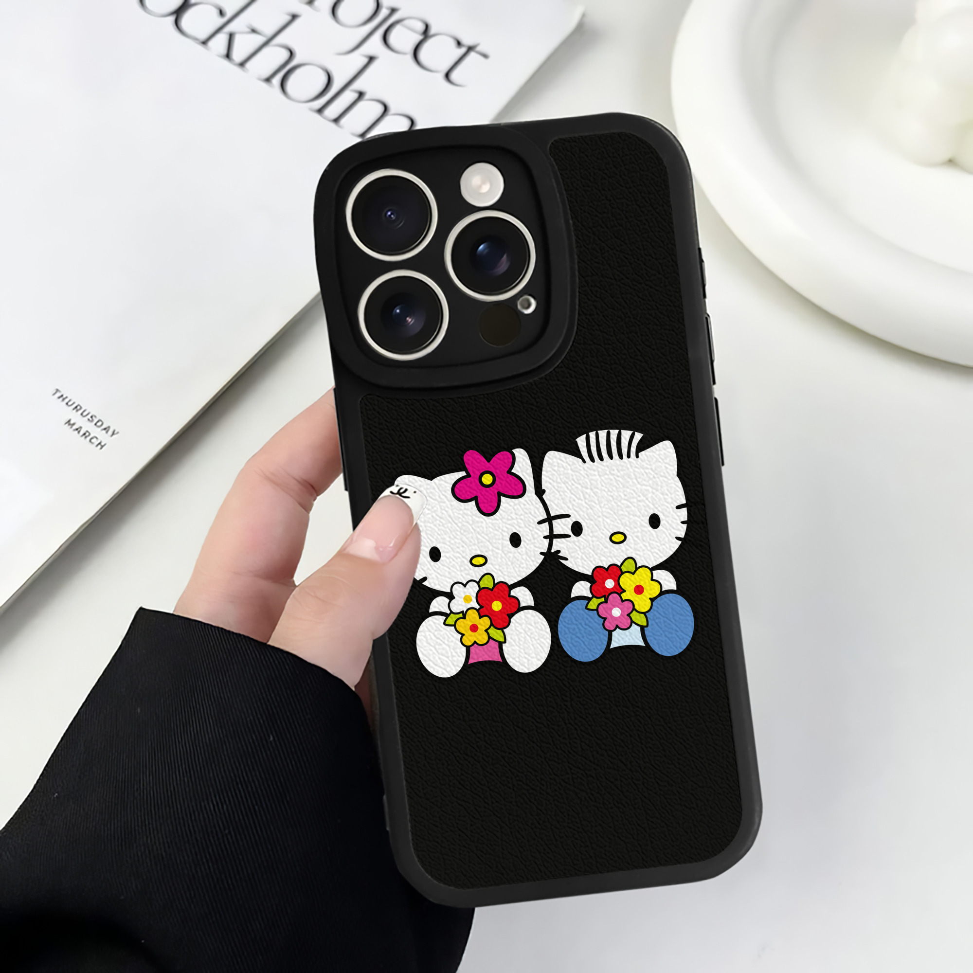 （画像用） Hello Kitty ハローキティ 【iPhone 16シリーズ対応】シリコンスマホケース（レザー調） 材質：シリコン